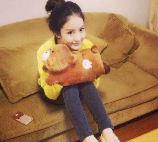 赖雨濛现实的豪宅曝光，平时宅在家里打王者，生活节目也很单调