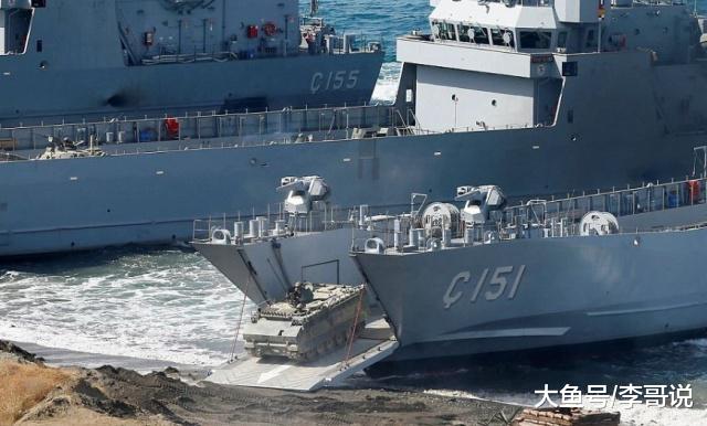 美军航母打响第一枪，8万伊朗士兵紧急上阵地，大批B52呼啸掠过