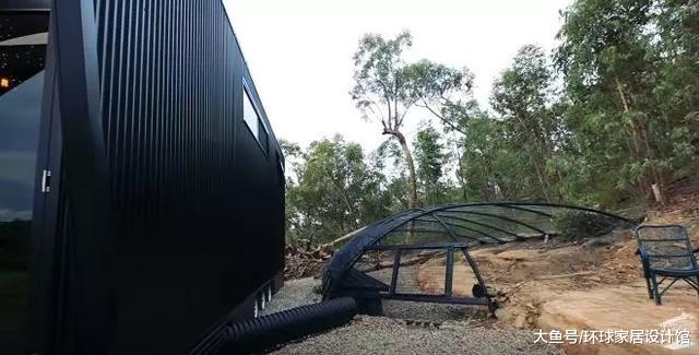 一对情侣在山上自建一栋20㎡小黑屋，两室一厅还带小院，羡煞旁人！