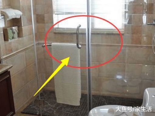 头一次见卫生间这样做干湿分离，成本低又美观，还装什么玻璃房