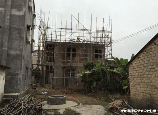 累死累活打工三年攢30萬回農村建房一棟，完工后全村慶賀另眼相看