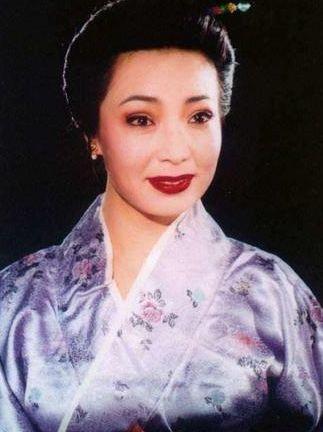 35岁才出道演戏，被观众称为皇后专业户，32年感情无绯闻！