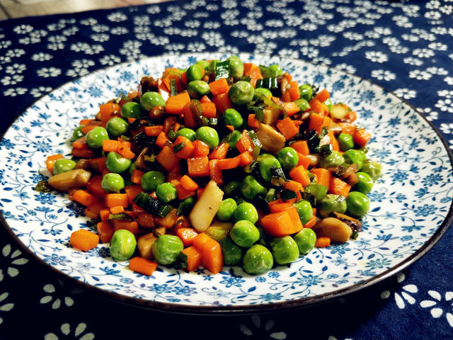 豌豆炒肉丁，特别好吃，老人小孩都爱吃，老婆能吃一大锅