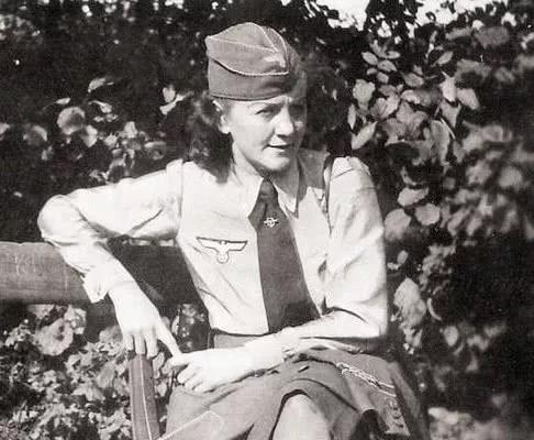 纳粹究竟有多残忍？囚房地板上有扎人铁丝，犯人在墙边等待死亡！