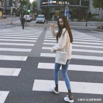 韓國第一美腿李宣美，上臺表演發現貓膩，腿上那是啥？