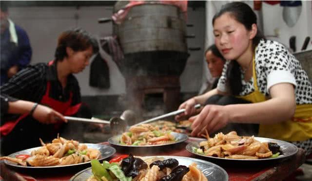 餐桌上这些行为让人吃不下饭, 你占了几样? 中了的朋友请举手!