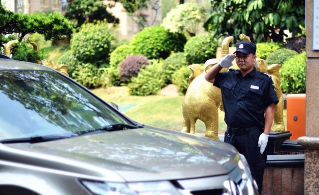 贵但不违法? 停车费包月2000元, 加上物业费每月超过2400元