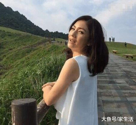 胡可晒出自己的豪宅，把家里收拾得这么乱，住再好房子也浪费了