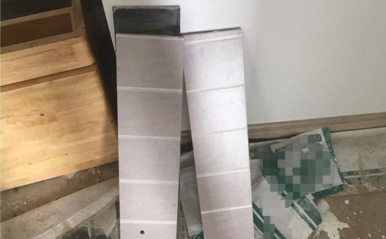 东西还没安装，墙砖就脱落了下来，业主看到后直接让其赔偿