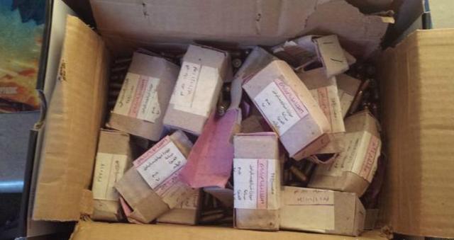 小伙在二手房里发现破旧鞋盒，打开一看，差点昏倒在地！