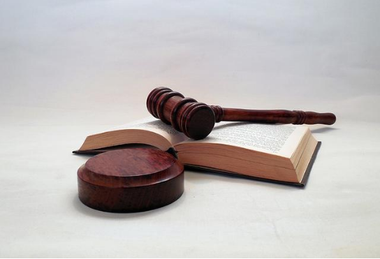 59岁老太散步遭黑人袭击并侵犯，事后还口头羞辱老太：你真棒