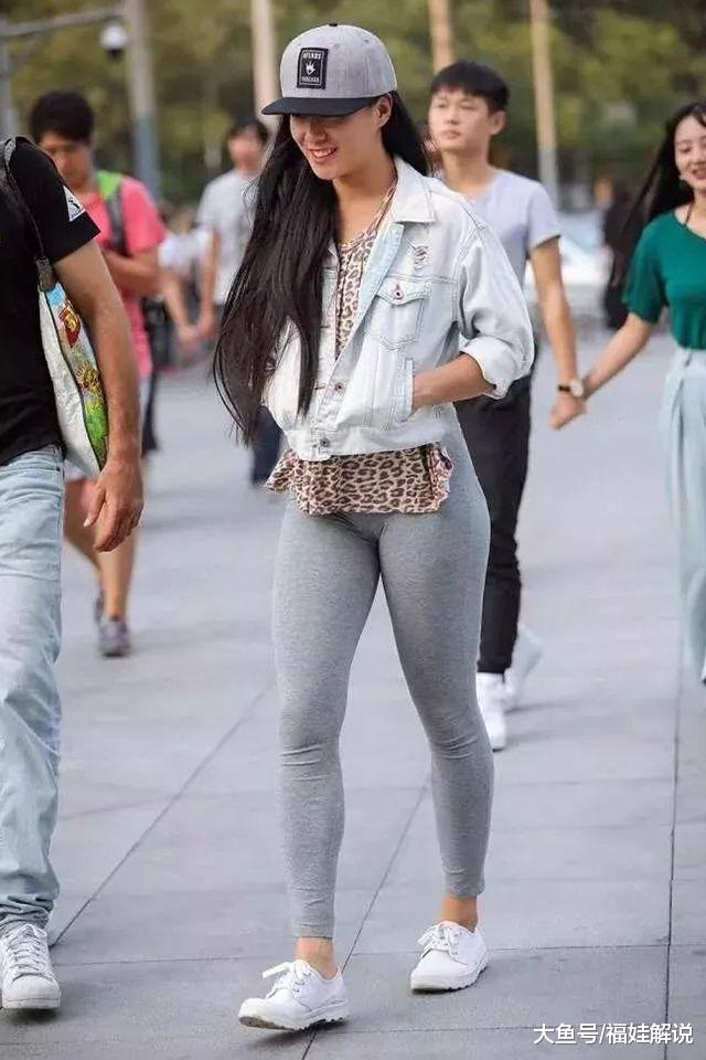 街拍：打底裤小姐姐的搭配演绎现代女性摩登气质！
