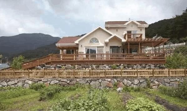 藝術家老夫妻斥資240W深山蓋別墅, 建成家人由反對變支持