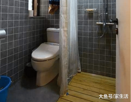 头次见淋浴房地面不铺瓷砖了, 如今流行装这种, 连地漏也省了