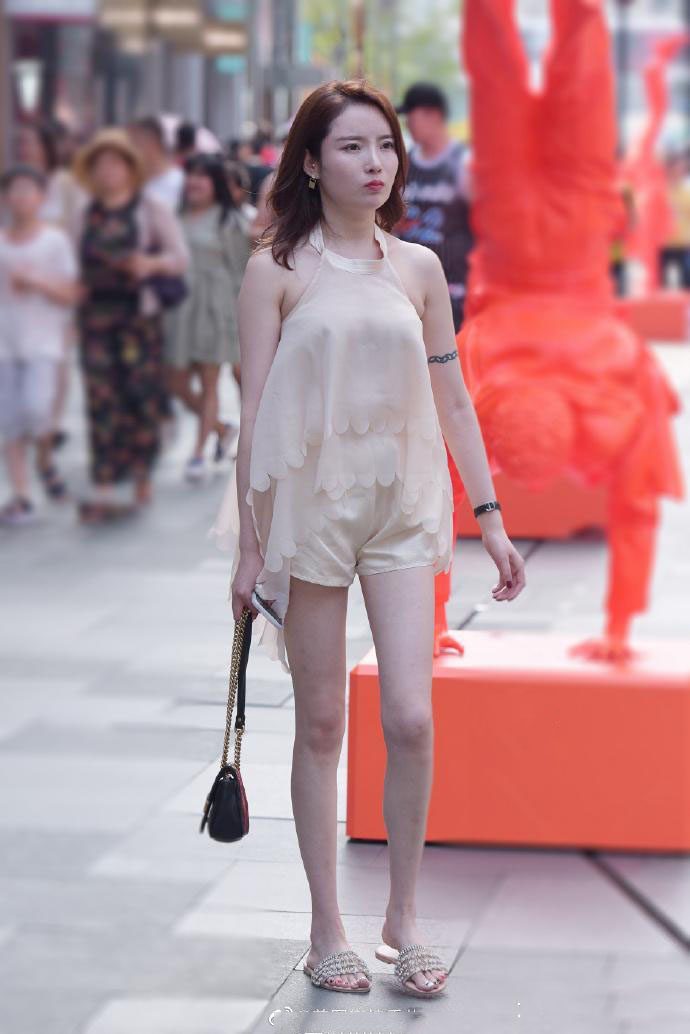 美女，你是不是忘记换衣服了？这不是睡衣