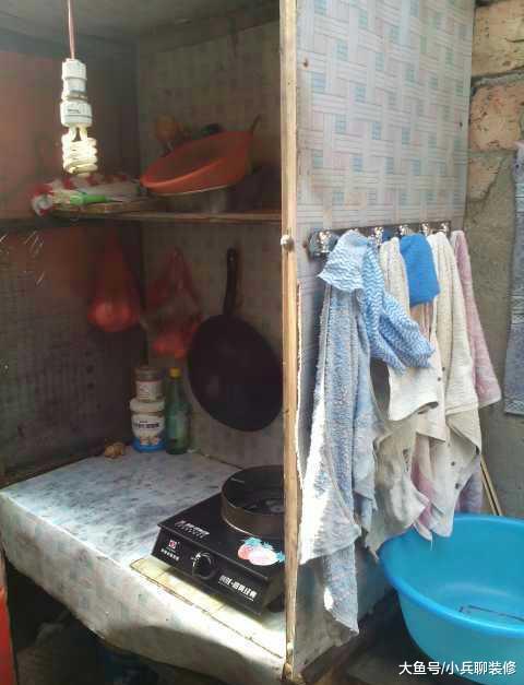 晒晒我220的出租房，卧室拳头大，厨房在外面，总怕锅被偷！