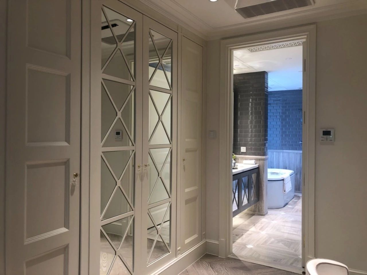 躺在浴缸里看江！一盏灯10多万，揭秘岛尖2000万豪宅