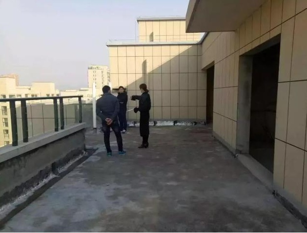 顶楼房子值得买吗？售楼销售：和一楼差太多，别等买完又后悔