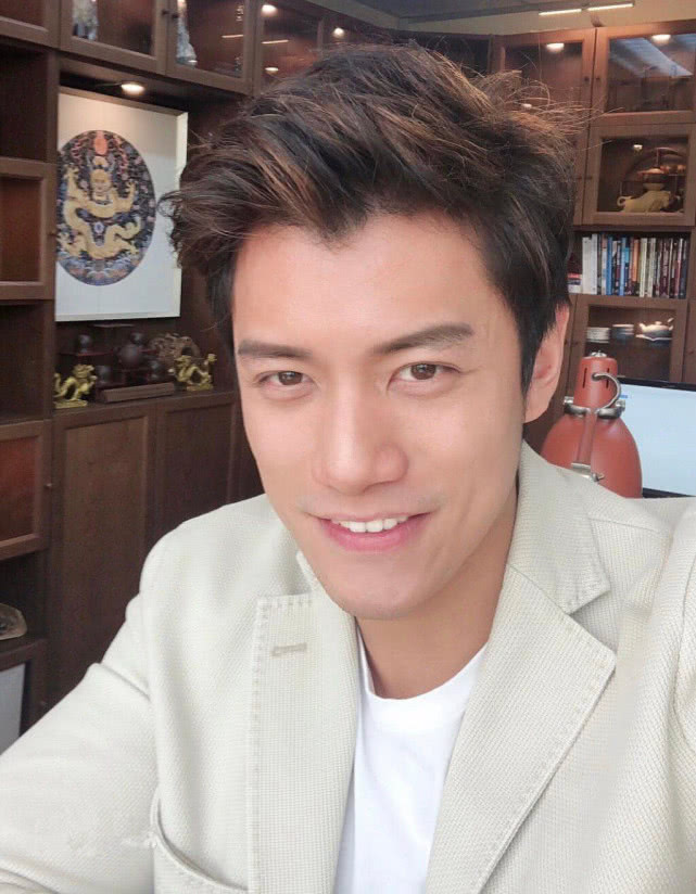 网站首页 阅娱坛 至此,观众们才明白,原来陈乔恩的男朋友是曾伟昌,在