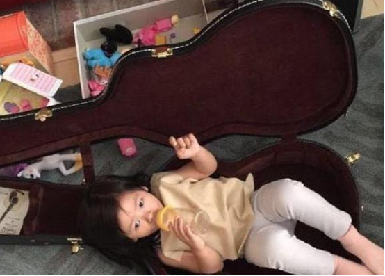 晒晒阿雅住的豪宅，房子装修很普通，如今也是普通的家庭主妇