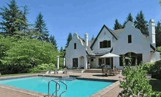 冯小刚晒出自己的豪宅，独栋楼房外观真霸气，户外游泳池很奢靡