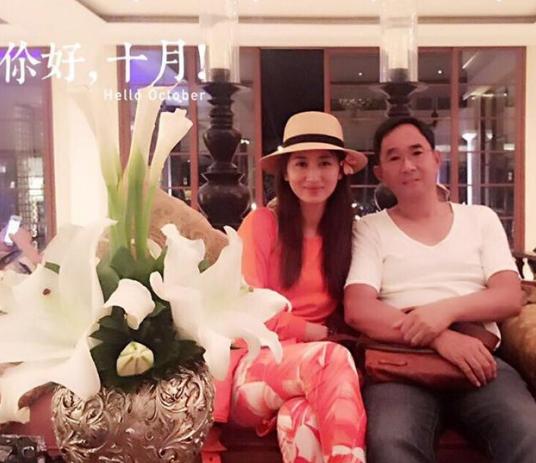 郭珍霓首次曝出自己的家，卧室有个满墙高的书柜，平时生活真文艺