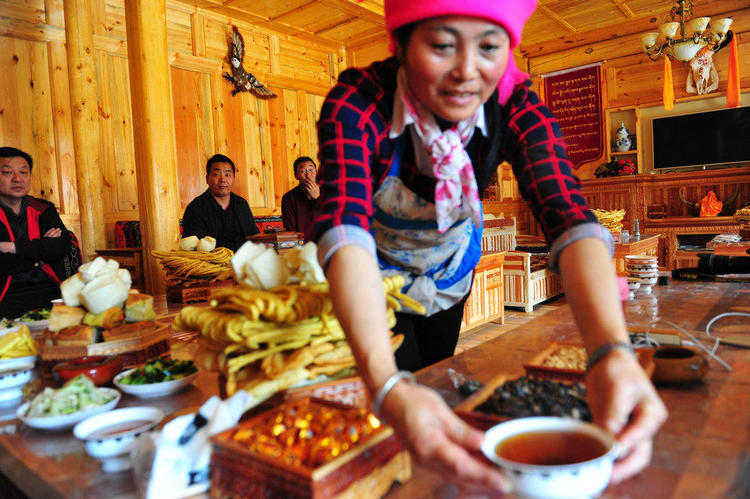 大姐端上一桌当地最特色美食，客人却只默默喝了几口白开水！