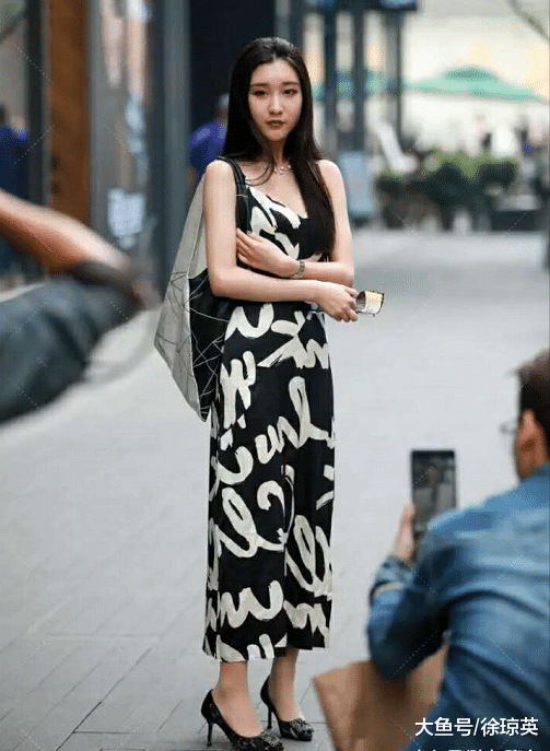 摄影：连衣裙搭配肉色丝袜，真的没法拒绝！