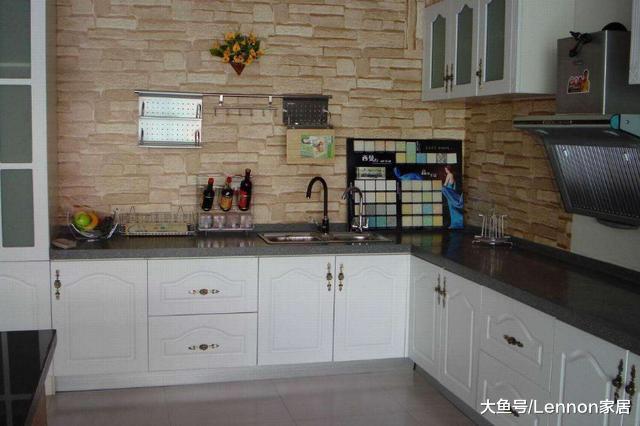 厨房装修，橱柜台面用哪种材料好？听行人一说，懊悔没早知