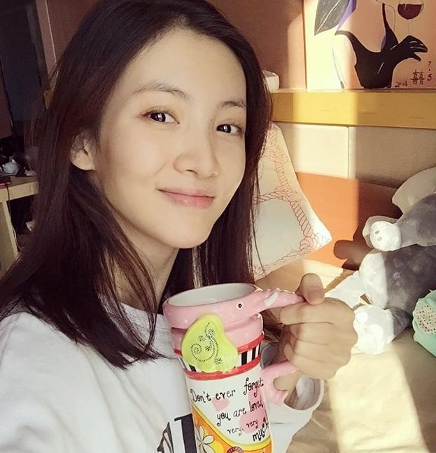 参观金晨现实住的豪宅，装修布置很气派，如今在家当豪门女神