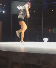 爆笑GIF：要打篮球你就正儿八经的打，你拉倒篮架干啥？