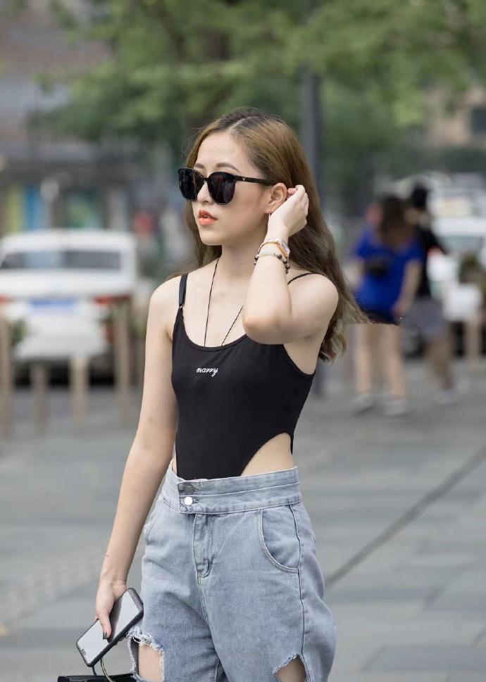 街拍：小姐姐穿泳衣逛街，还敢更有个性点吗？