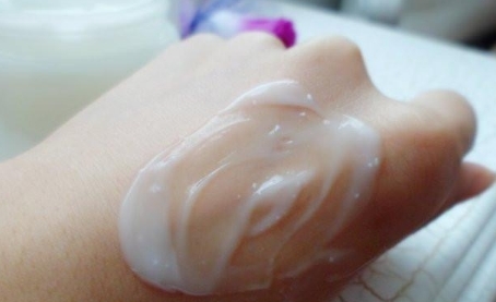 发霉变质！销往全国！大批假冒名牌化妆品被查获