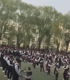 爆笑GIF图：这样穿连体裤个性十足，但是真的方便吗