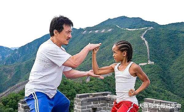 他因父亲出名，和成龙合作，如今21岁却满头黄发！