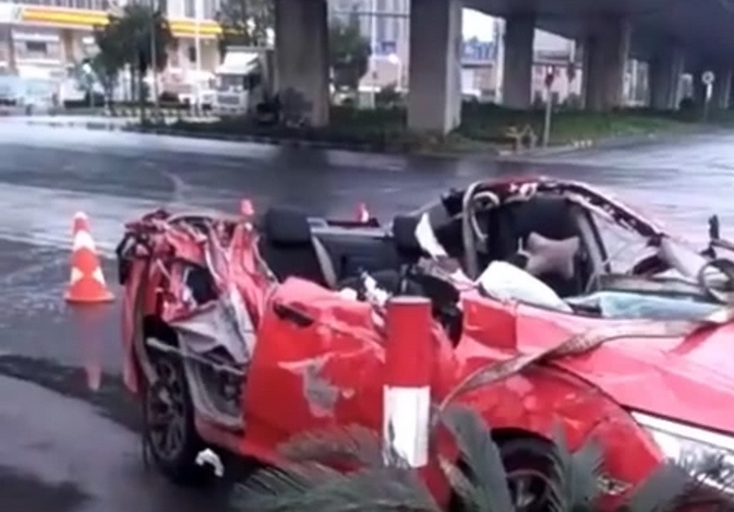 广东佛山发生一起交通事故, 一辆本田思域被撞成敞篷车