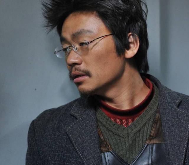 农村老实人娶了一个哑巴，遭到全村人嘲讽，成了疯子