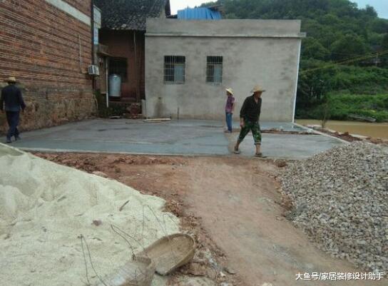 为了不比邻居矮一头, 鱼塘边只花24万建三层无柱子被喷的不敢出门