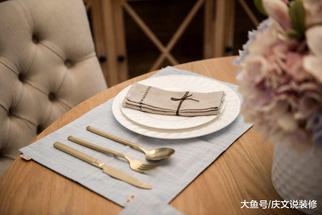 蓝色和卡其色并行，家人才是最珍贵的财富