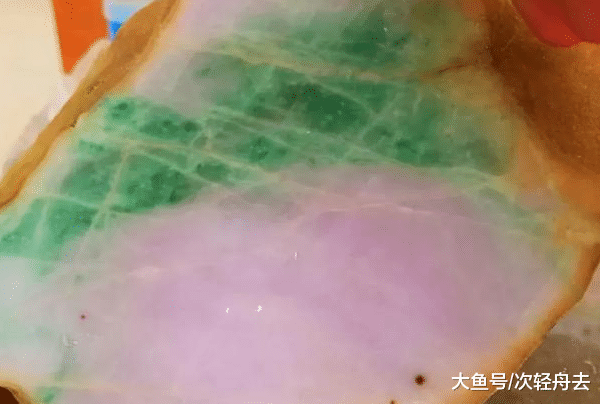 ＂翡翠原石，6千入手，一刀下去火了半个赌石圈＂