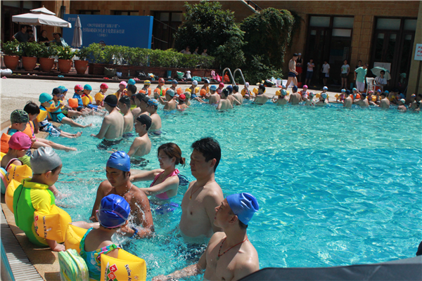 从南方到北方，绿城的碧蓝泳池澄澈依旧