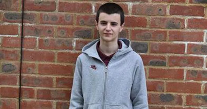 英国男孩13岁喜当爹发现被绿，10年后成无业混混，酗酒砸车