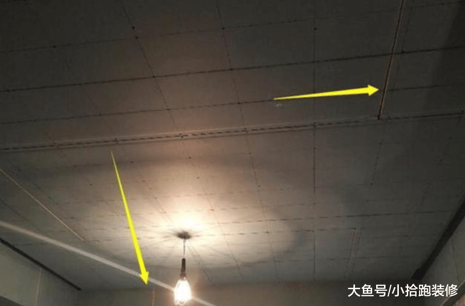 給家里滿做吊頂，朋友說后期會開裂，而師傅則指了指石膏板