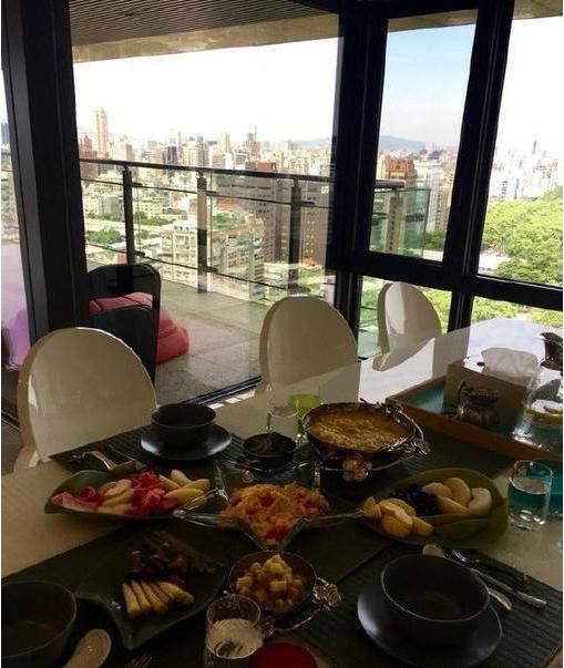 参观王力宏家的豪宅，一平方价值两百万，家里能容纳上百人