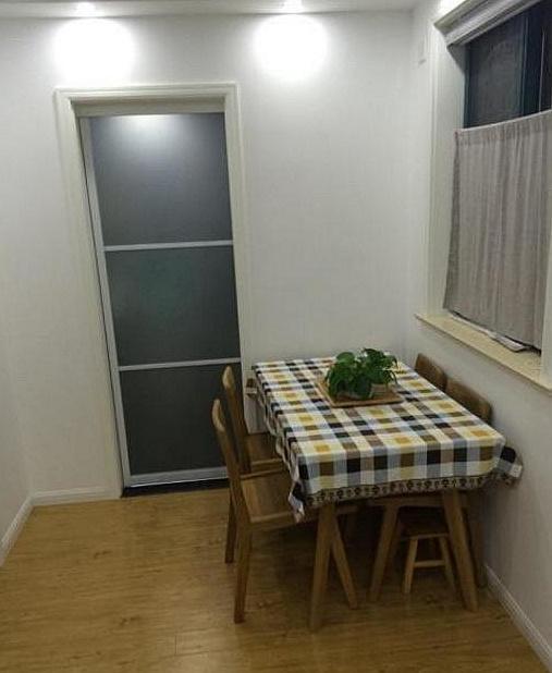 花200万买深圳58平小房，客厅巴掌大，吃饭在厕所门口，你见过吗