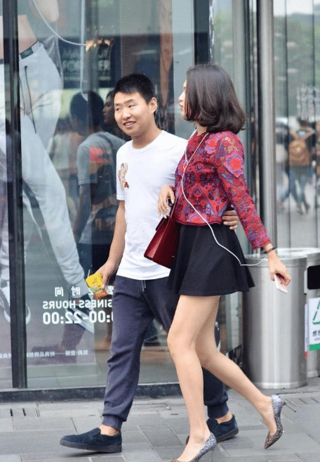 摄影：这兄弟长的真猴急，快放手