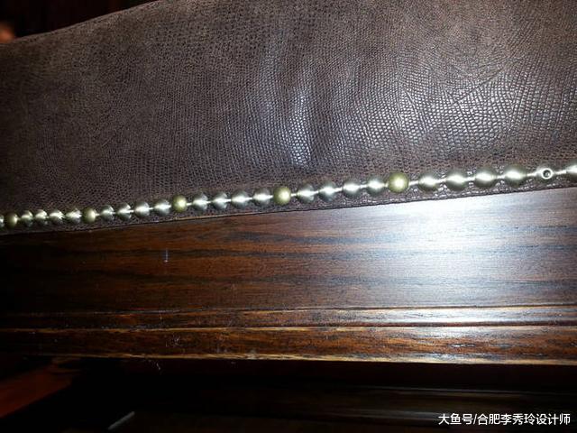 小区垃圾桶旁捡来旧茶几，老爸巧手改成沙发，邻居一个劲问哪买的
