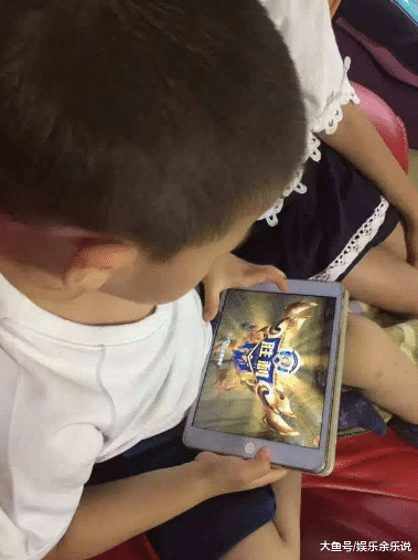 00后手机里最舍不得删的3个软件，QQ第一，第三个打死不卸载