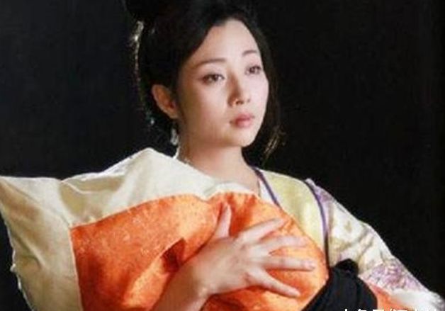 奶妈在喂孩子, 丈夫过去摸了下孩子的头, 奶妈被活活打死