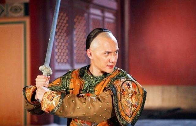 多铎从小聪明伶俐，努尔哈赤生前尤为宠爱这个幼子，多尔衮同母弟